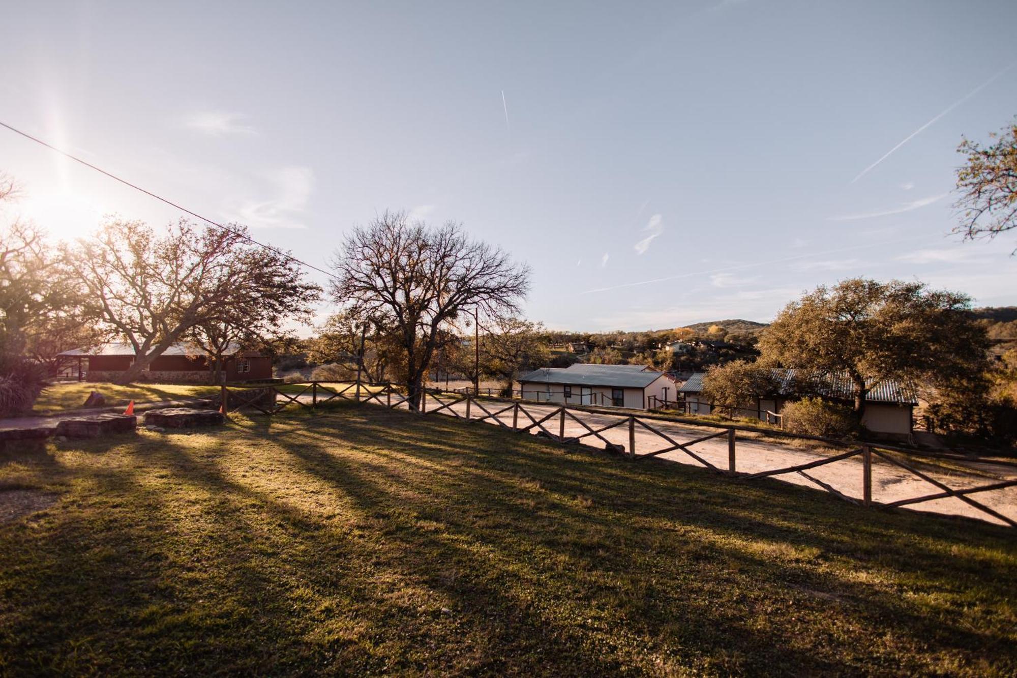 Thunderbird Lodge Burnet Екстериор снимка